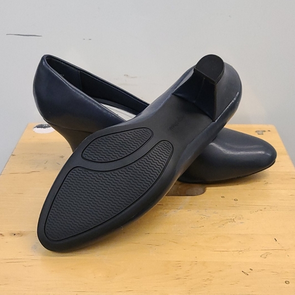 New! Easy Street Fabulous Navy Pump US 7 - Picture 3 of 3